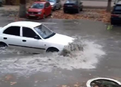 Двор в 12-м микрорайоне Анапы каждый раз превращается в море после дождя