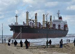 Звезда анапского шторма: желающих посмотреть на сухогруз непогода не останавливает 