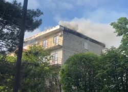 Пожар в центре Анапы: горит крыша здания