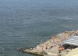 Особая атмосфера осени: в Анапе на пляжах по-прежнему многолюдно