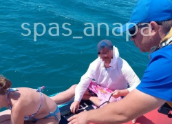 Ветер едва не унес двух отдыхающих в открытое море под Анапой
