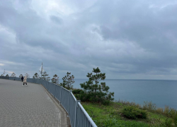 В день матери в Анапе сильный ветер и дождь