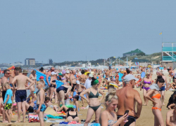 На пляже все и даже местные: обстановка на анапском побережье