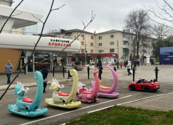 На обновлённой Театральной площади в Анапе вновь появился прокат машинок