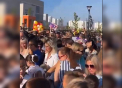 «Детям стало плохо»: давка при открытии новой школы в Анапе возмутила родителей