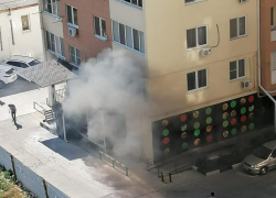 В Анапе во дворе многоэтажки загорелся мусор