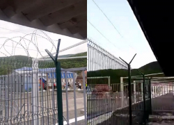 Битва за пляж в Сукко продолжается: с забора сняли колючую проволоку