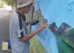 "Море на заборе": анапский художник раскрашивает стены в городе