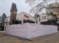 Добровольно-принудительно: в Анапе сносят часть кафе «Прага»