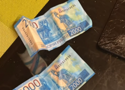 Анапчанин вернул долг своим знакомым пятью фальшивыми купюрами по 2000 рублей