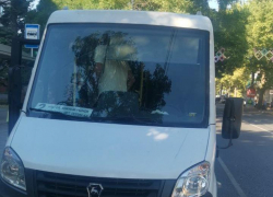 Водитель маршрутки проехал на красный свет на оживлённом перекрёстке в Анапе