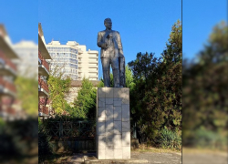 Восстановить и открыть доступ – власти требуют привести в порядок памятник Калинину в Анапе