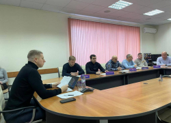 В Анапе вандалы разбили кабину самолета и украли шлем пилота