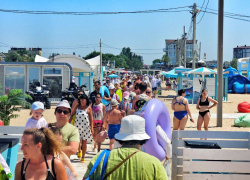 Легкий ветер и ласковый прибой: пляжный сезон в Анапе продолжается