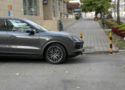 В Анапе водитель Porsche перекрыл выезд со двора и был найден полицией