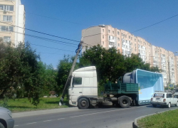 В Анапе фура с бассейном врезалась в опору ЛЭП
