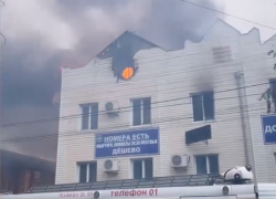 Прямо сейчас в центре Анапы горит гостиница. Огонь уже захватил мансардный этаж