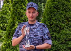 Росгвардеец из Анапы получил премию за спасение пожилой пары из горящего дома