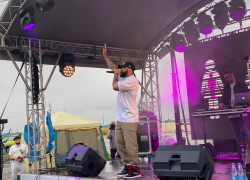 Под дождём сотни анапчан и туристов с восторгом слушали песни DONI в День молодёжи 