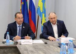 Нехватка медучреждений и ремонт почты: анапчане обратились за помощью к Ивану Демченко и Юрию Бурлачко