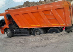 Под Анапой "Камаз" провалился в траншею и повредил трубы
