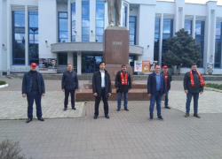 Краснодарским коммунистам выписали штраф за возложение цветов к памятнику В.И. Ленина