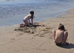 «Мама бросила. Вещи промокли»: анапчанка об оставленных на пляже детях