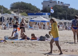 По-осеннему атмосферно: куртки и купальники на пляжах Анапы