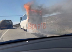 На трассе под Анапой горит пассажирский автобус
