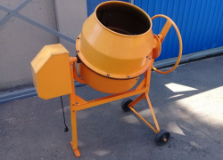 Под Анапой двое украли компрессор и бетономешалку