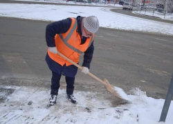 В Анапе продолжают бороться с гололедицей на дорогах 