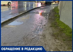 «По колено в грязи»: анапчанка просит благоустроить тротуар по улице Ленина