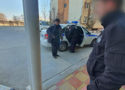 В Анапе мужчина украл у знакомого телефон, наушники и портативную колонку