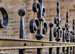 Лже-мастер металлоконструкций из Анапы обманул клиентку более чем на 100 тысяч рублей