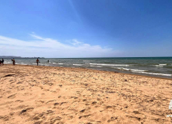 В Анапе спасли женщину во время очистки Черного моря от мазута