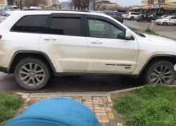 В Анапе автоледи на джипе наказали за неправильную парковку