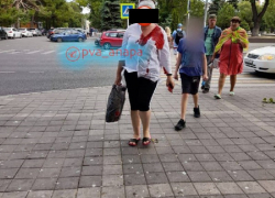 Едва не убило: в Анапе еще на одну женщину с дерева упала ветка