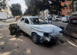 Автомобиль вылетел на тротуар и чуть не сбил семью с ребёнком в центре Анапы