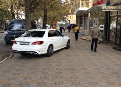 "Считает себя хозяином города...": анапчан возмутил припаркованный на тротуаре "Mercedes"