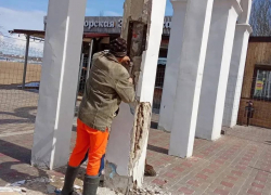 На Центральном пляже Анапы начали ремонт знаменитой арки