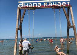 В День качания на качелях в Анапе солнечно и жарко