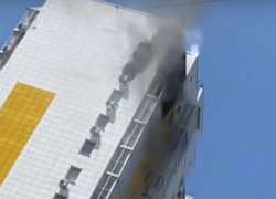 В микрорайоне "Горгиппия" в Анапе пожар: горит квартира на верхнем этаже