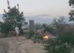 Женщина после психологического тренинга устроила костер возле подстанции в Анапе 