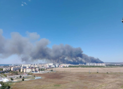 Крупный пожар заставил перекрыть часть дороги в Анапе