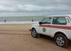 Внимание – опасно для жизни: спасатели не рекомендуют окунаться в купель на центральном пляже Благовещенской