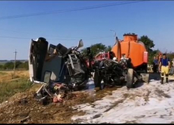 На ж/д переезде под Анапой бензовоз протаранил электричку