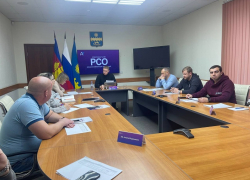 На Ленина, 219 провалился асфальт, а на Крымской вандалы испортили адресные таблички