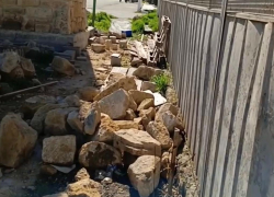 «Решили, что тут свинарник»: жители Витязево жалуются на неубранный строительный мусор