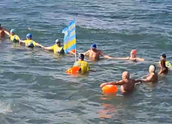 Моржи Анапы устроили праздничный заплыв