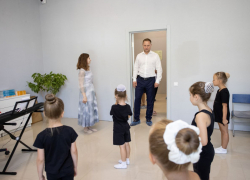 Василий Швец посетил семейный развивающий центр акробатики